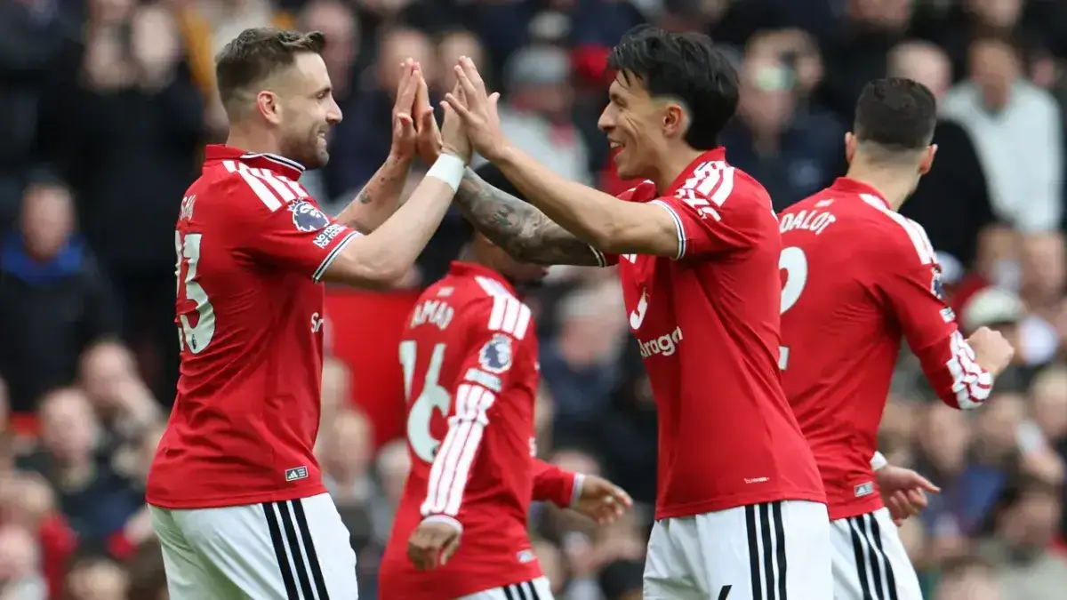 Lisandro Martinez dan Luke Shaw selebrasi Manchester United