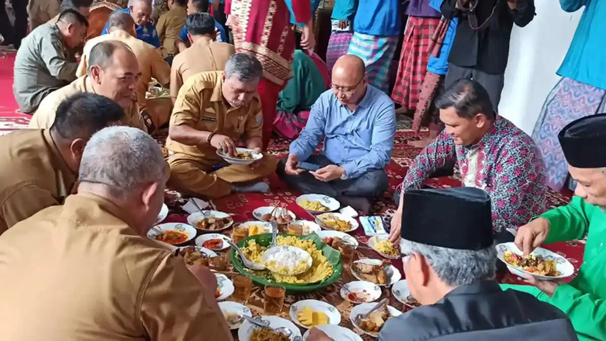 Mengenal Ngidang, Tradisi Bersantap Pengganti Prasmanan Khas Palembang